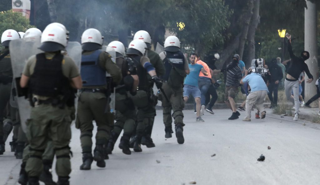 Επεισόδια έξω από τον Σύνδεσμο του ΠΑΟΚ στην Ομόνοια