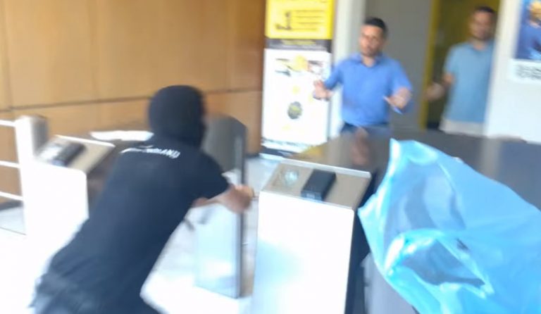 Αναρχικοί εισέβαλαν σε γραφεία εταιρείας που φτιάχνει ηλεκτρονική πλατφόρμα πλειστηριασμών (vid)