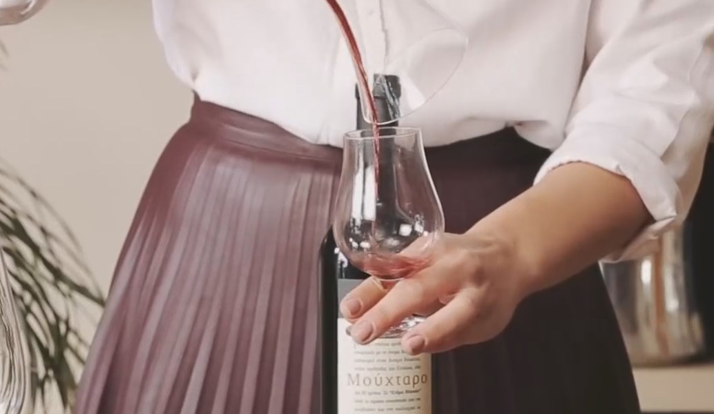 Πώς κάνουμε μετάγγιση κρασιού σε καράφα (vid)