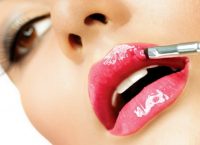 Glossy χείλη: Tο απόλυτο trend στο μακιγιάζ!