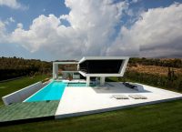 Το εντυπωσιακό αυτό σπίτι βρίσκεται στην Αττική – “Αναδύεται” μέσα από το νερό (pics)