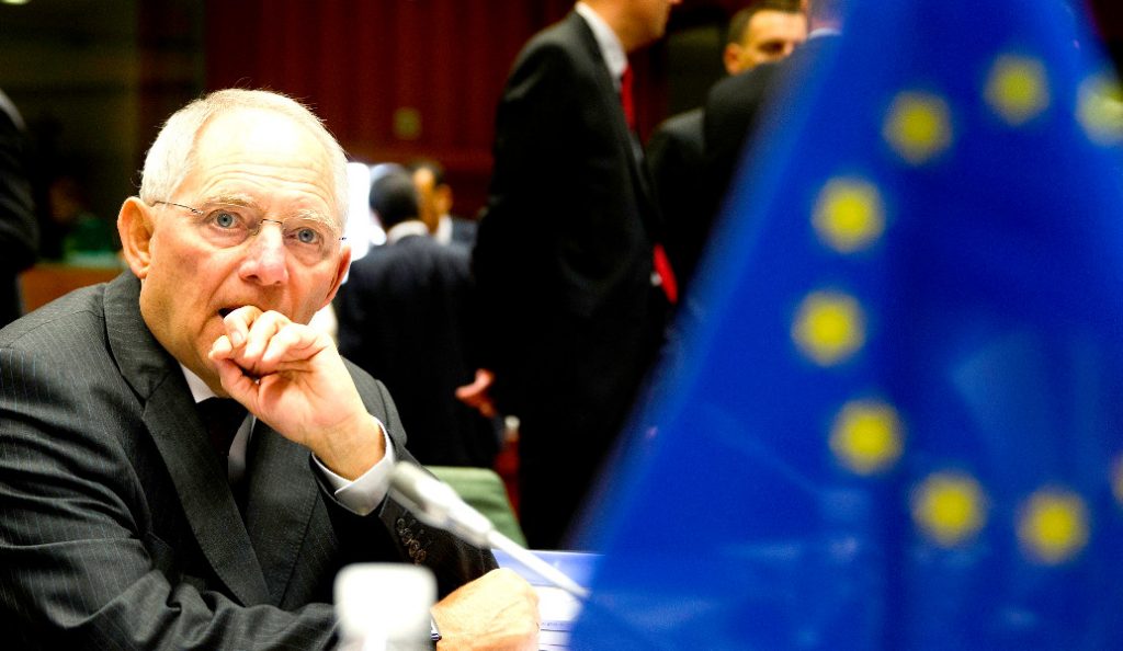 Βόλφγκανγκ Σόιμπλε: Τέλος εποχής στο Eurogroup – Το αποχαιρετιστήριο δώρο από τα μέλη του (pics)