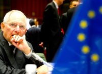 Βόλφγκανγκ Σόιμπλε: Τέλος εποχής στο Eurogroup – Το αποχαιρετιστήριο δώρο από τα μέλη του (pics)