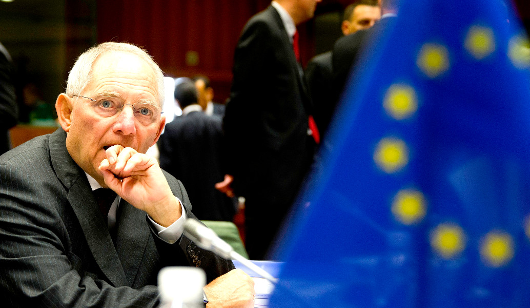 Βόλφγκανγκ Σόιμπλε: Τέλος εποχής στο Eurogroup – Το αποχαιρετιστήριο δώρο από τα μέλη του (pics)