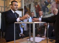 Γαλλία: Εν αναμονή της ιστορικής νίκης του Μακρόν – Οι τελευταίες εκτιμήσεις του δίνουν έως και 470 έδρες – Ψηλά η αποχή (pics)