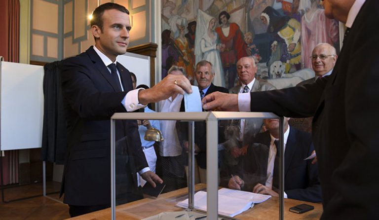 Γαλλία: Εν αναμονή της ιστορικής νίκης του Μακρόν – Οι τελευταίες εκτιμήσεις του δίνουν έως και 470 έδρες – Ψηλά η αποχή (pics)