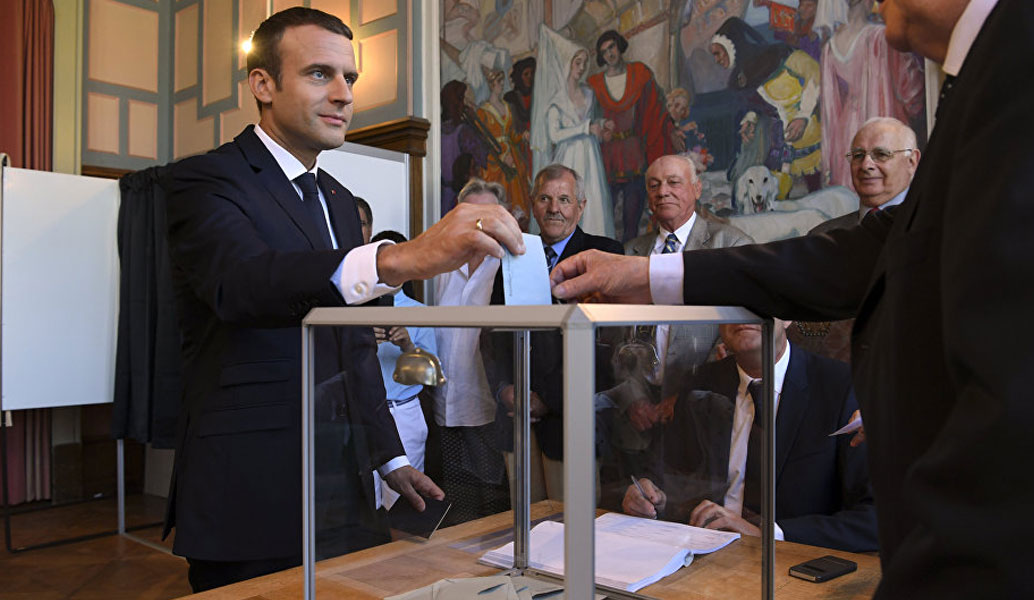 Γαλλία: Εν αναμονή της ιστορικής νίκης του Μακρόν – Οι τελευταίες εκτιμήσεις του δίνουν έως και 470 έδρες – Ψηλά η αποχή (pics)