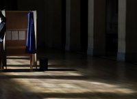 Γαλλία: Στο ιστορικό ρεκόρ του 57% έως 58% αναμένεται να φτάσει η αποχή