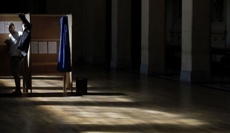 Γαλλία: Στο ιστορικό ρεκόρ του 57% έως 58% αναμένεται να φτάσει η αποχή