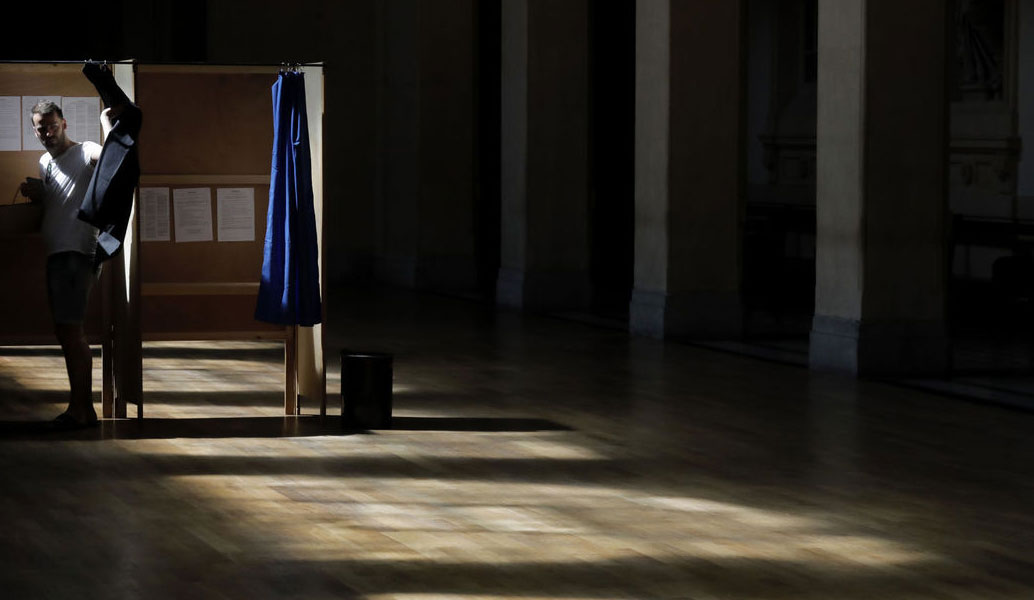 Γαλλία: Στο ιστορικό ρεκόρ του 57% έως 58% αναμένεται να φτάσει η αποχή