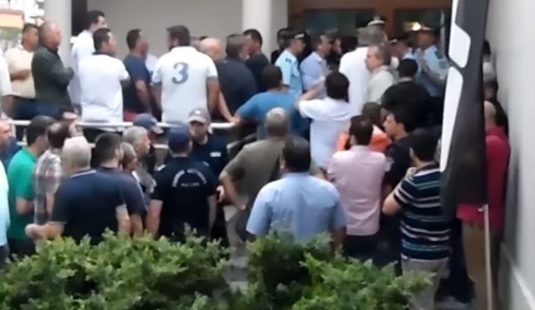 Βέροια: Διαμαρτυρία αγροτών για την εφαρμοζόμενη πολιτική – “Άλλα μας έλεγε ο υπουργός στα μπλόκα” (vid)