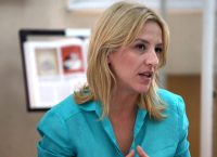 Ρένα Δούρου: Υπέγραψε το σύμφωνο για την προστασία των παιδιών από σεξουαλική κακοποίηση