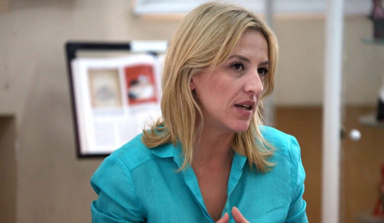 Ρένα Δούρου: Υπέγραψε το σύμφωνο για την προστασία των παιδιών από σεξουαλική κακοποίηση