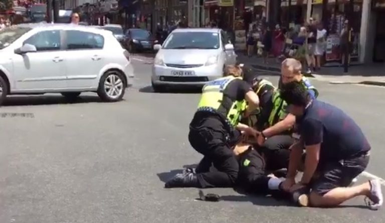 Λονδίνο: Ένοπλος επιχείρησε να επιτεθεί με μαχαίρι σε αστυνομικό στο σταθμό Πάντινγκτον (vids)