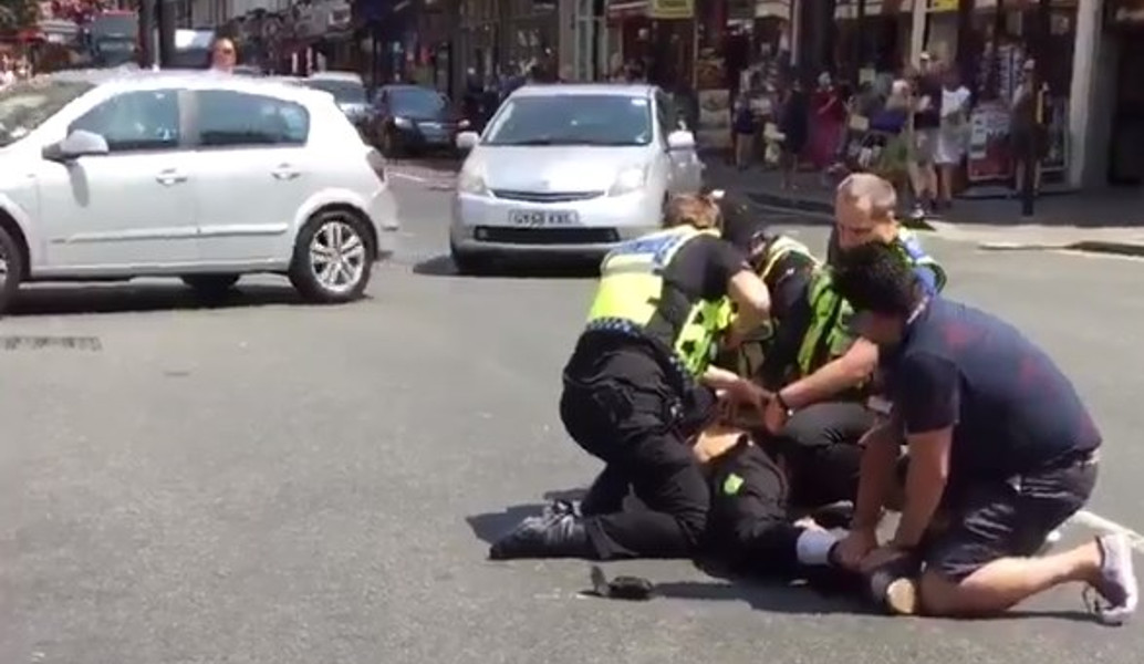 Λονδίνο: Ένοπλος επιχείρησε να επιτεθεί με μαχαίρι σε αστυνομικό στο σταθμό Πάντινγκτον (vids)