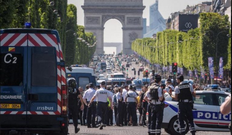Παρίσι: Όχημα με εκρηκτικά και όπλα έπεσε πάνω σε αυτοκίνητο της αστυνομίας – Νεκρός ο οδηγός (pics & vids)