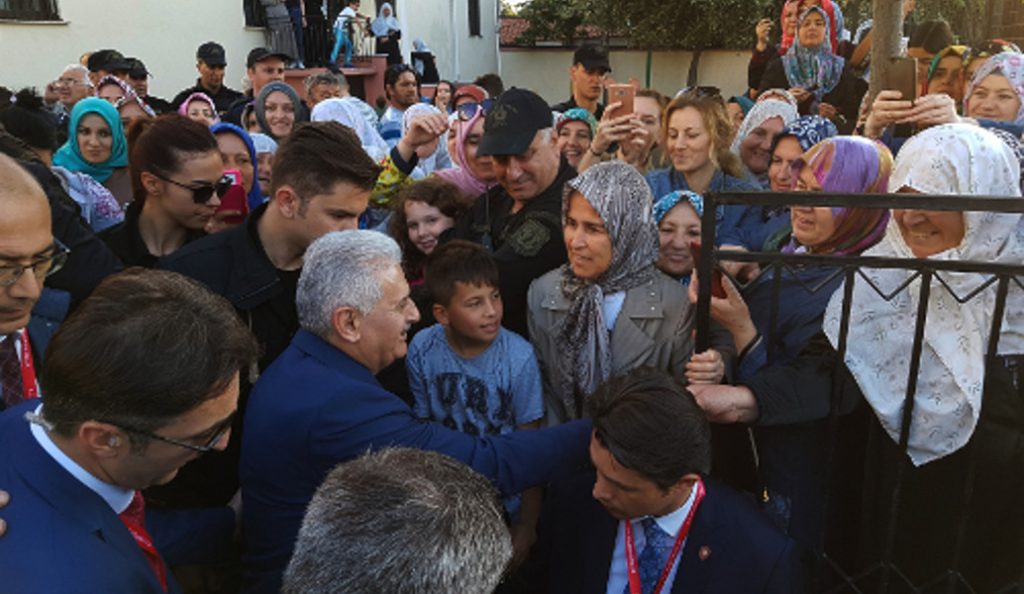 Σε τζαμί της Κομοτηνής ο Γιλντιρίμ – Πρόκληση από την σύζυγό του που επισκέφθηκε την αποκαλούμενη “τουρκική νεολαία” (pics)