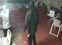 Ιδιοκτήτης σπιτιού πήρε στο κυνήγι 3 οπλισμένους κλέφτες (vid)