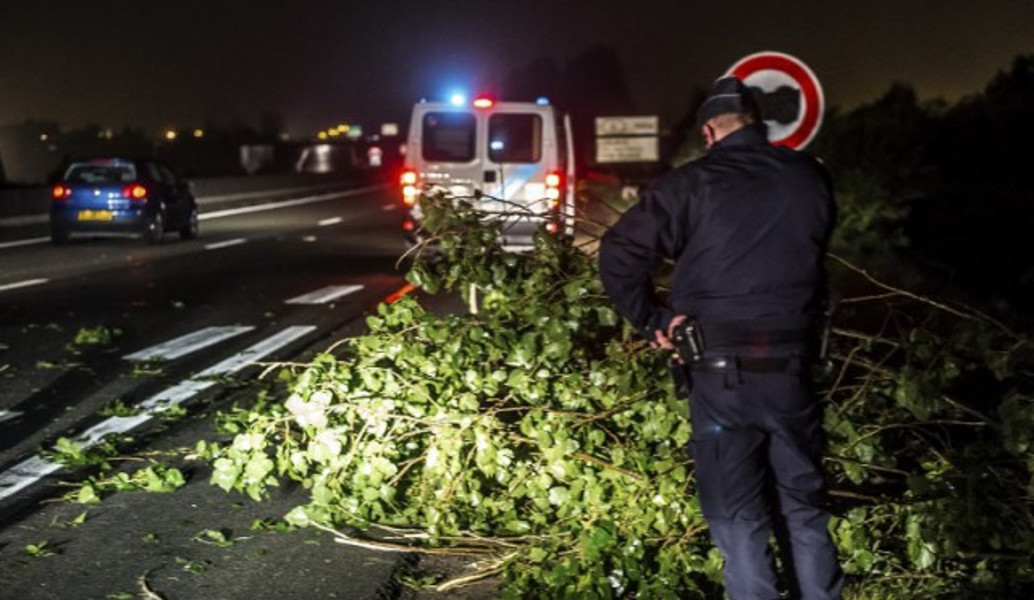 Σκοτώθηκε οδηγός φορτηγού στο Καλαί -Πρόσφυγες είχαν βάλει κορμούς δέντρων στο δρόμο