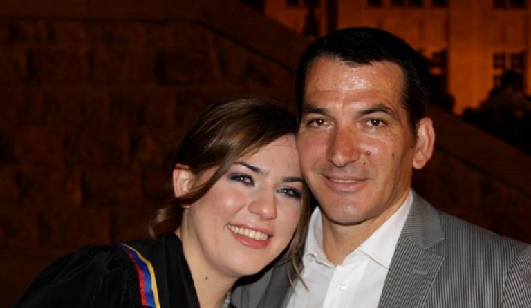 Η κόρη του Πύρρου Δήμα είναι ζευγάρι με τον… σωσία του Χάρι Πότερ (pic)