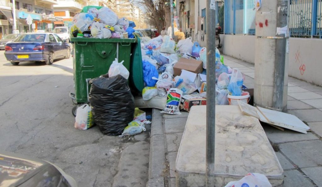 Ξεχειλισμένοι κάδοι στη Θεσσαλονίκη – Έκκληση του Δήμου να μην βγάζουν οι πολίτες τα απορρίμματα