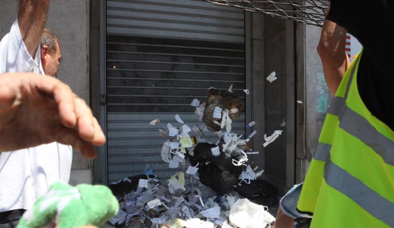 Ένταση στην πορεία της ΠΟΕ-ΟΤΑ: “Πολιόρκησαν” το Υπ. Εσωτερικών – Έπεσαν χημικά στη Βουλή (vids)
