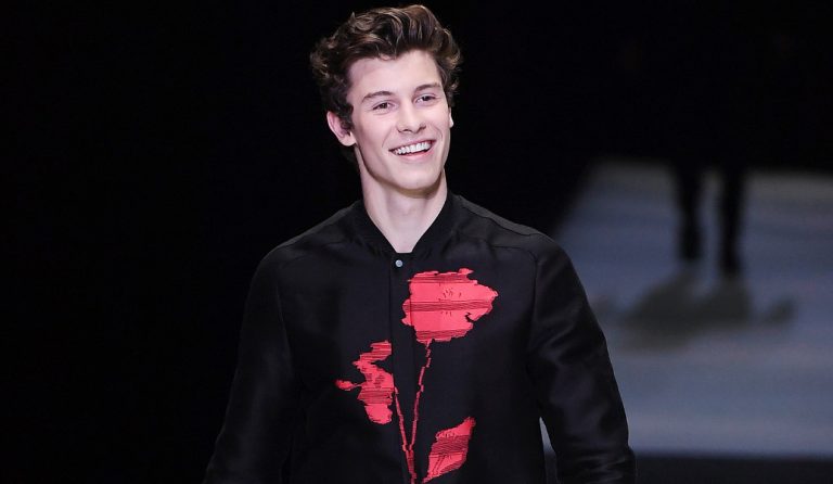 Ο Σον Μέντες έκλεισε την επίδειξη μόδας του Emporio Armani στο Μιλάνο (vids)