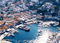 Αιφνιδιαστικοί έλεγχοι εφοριακών σε Αργοσαρωνικό και νησιά του Αιγαίου