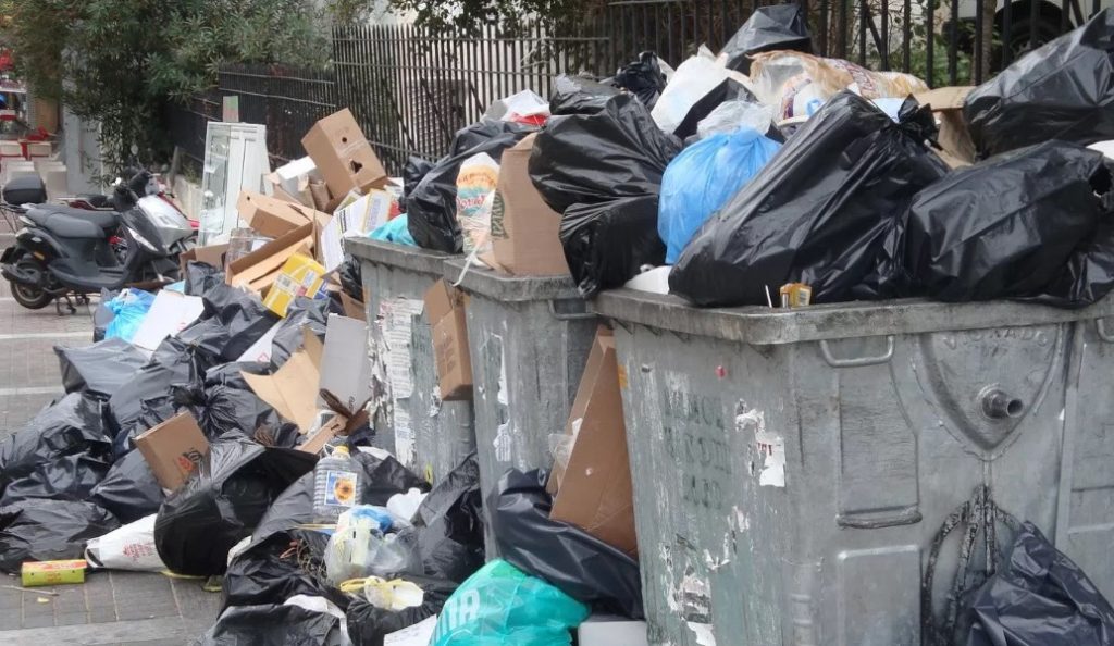 Σε “ομηρία” μέχρι την Πέμπτη οι πολίτες από τους λόφους των σκουπιδιών