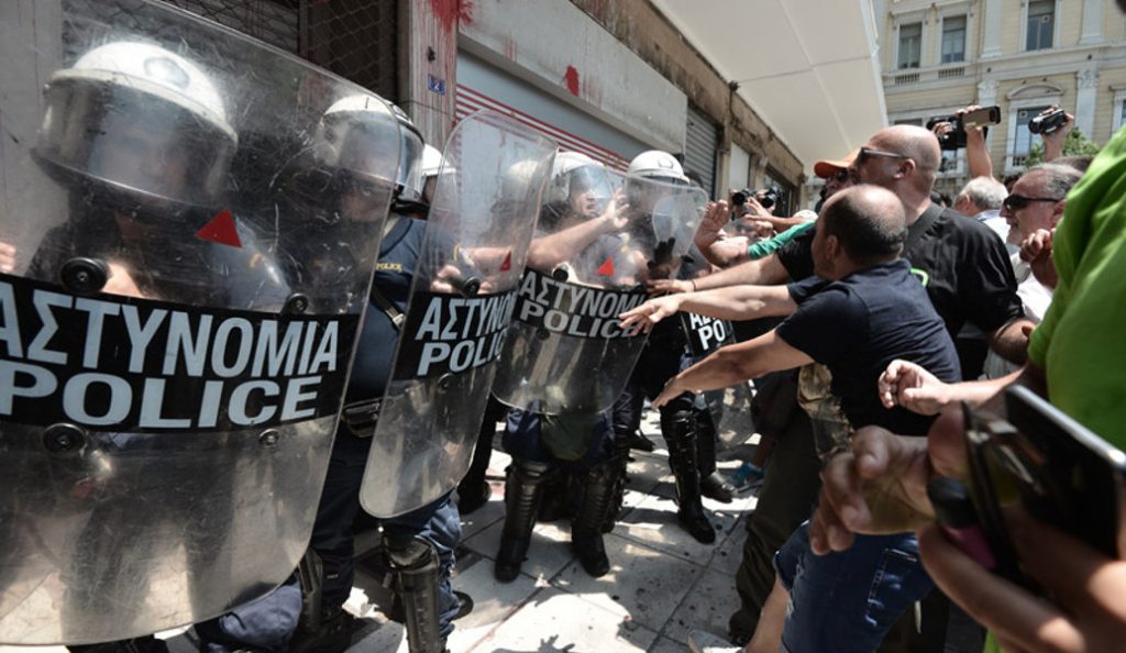 Πορεία ΠΟΕ-ΟΤΑ: Ένταση μπροστά στη Βουλή – Δακρυγόνα στους διαδηλωτές