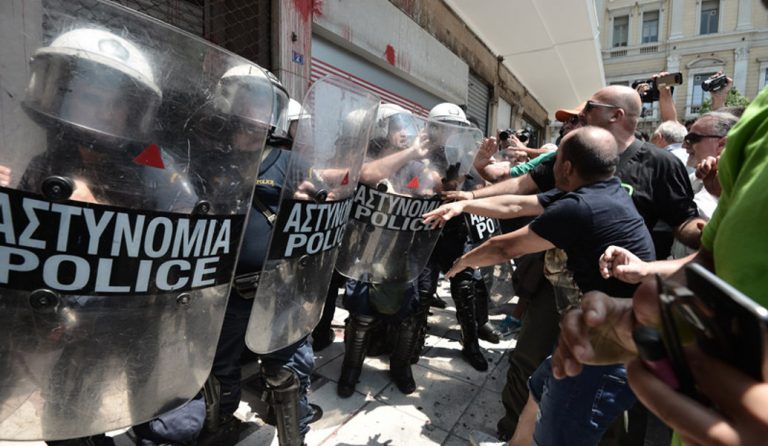 Αποθέωση του συλληφθέντα και νέος ξυλοδαρμός στον Πειραιά