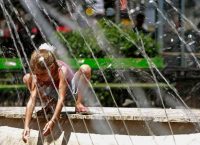 “Καμίνι” η χώρα: Καύσωνας από την Τετάρτη – Έως και 43 βαθμούς η θερμοκρασία