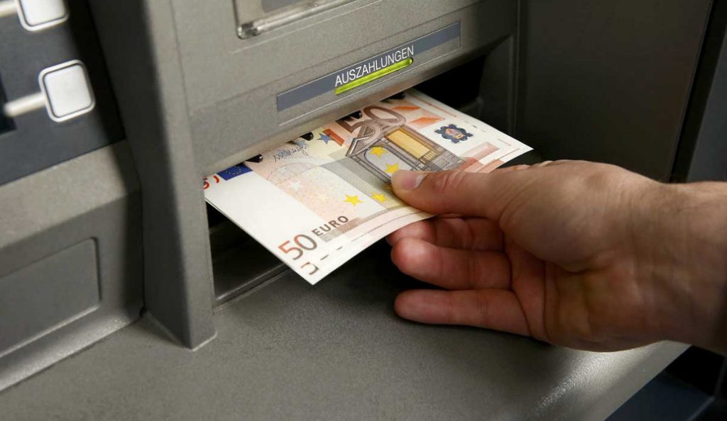 Αλλαγές από τον Σεπτέμβρη στα capital controls: Ανάληψη 1.800 ευρώ το μήνα