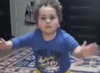 Μπόμπιρας χορεύει τσιφτετέλι και γίνεται viral (vid)