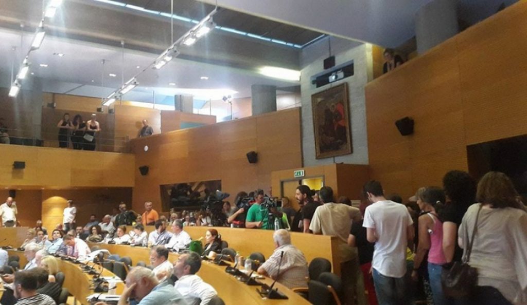 Ένταση στο δημοτικό συμβούλιο Θεσσαλονίκης – Οι συμβασιούχοι τα “έβαλαν” με τον Μπουτάρη