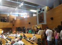 Ένταση στο δημοτικό συμβούλιο Θεσσαλονίκης – Οι συμβασιούχοι τα “έβαλαν” με τον Μπουτάρη