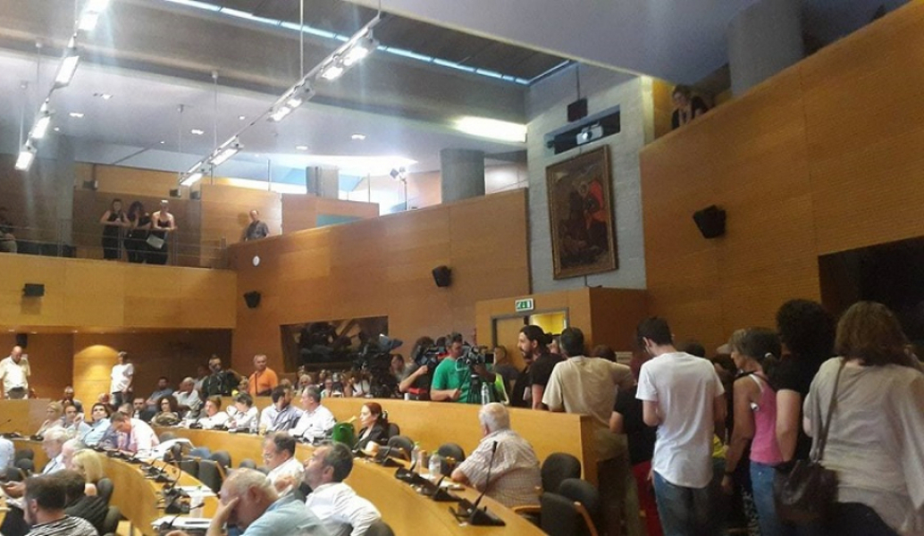 Ένταση στο δημοτικό συμβούλιο Θεσσαλονίκης – Οι συμβασιούχοι τα “έβαλαν” με τον Μπουτάρη
