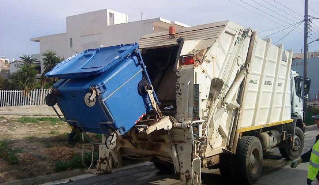 Θεσσαλονίκη: Δέκα απορριμματοφόρα με προσωπικό ασφαλείας μαζεύουν τα σκουπίδια