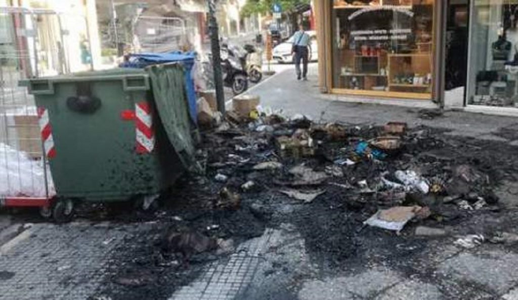 Φωτιά σε σκουπίδια στη Λάρισα – Κίνδυνος για καταστήματα (pics)