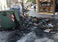 Φωτιά σε σκουπίδια στη Λάρισα – Κίνδυνος για καταστήματα (pics)