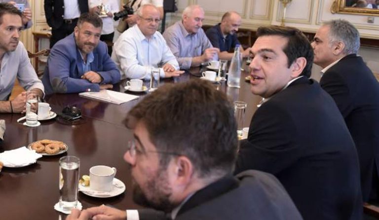 Χιλιάδες μόνιμες προσλήψεις χωρίς όριο ηλικίας υποσχέθηκε ο Τσίπρας στην ΠΟΕ-ΟΤΑ (pic&vid)