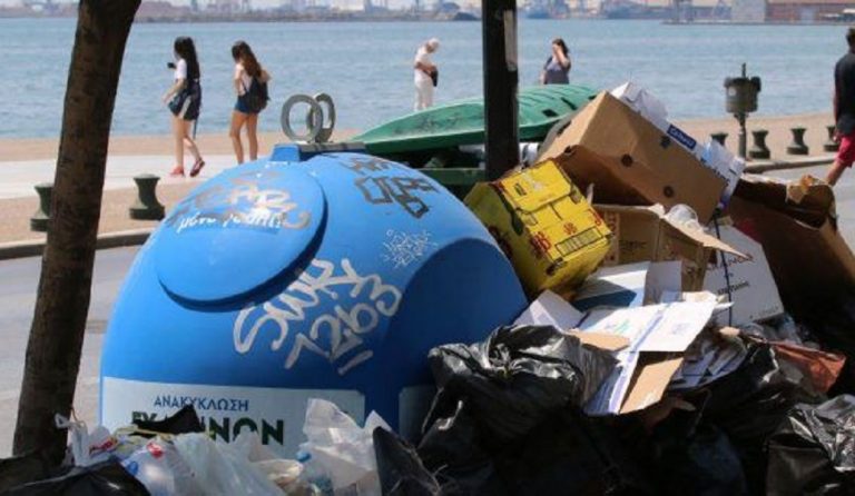 Σε οριακή κατάσταση η χώρα με σκουπίδια και ζέστη