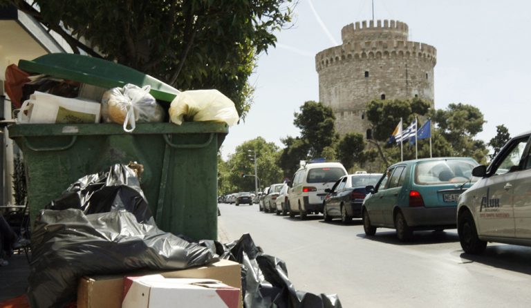 Θεσσαλονίκη: 17 απορριμματοφόρα στους δρόμους για τα σκουπίδια