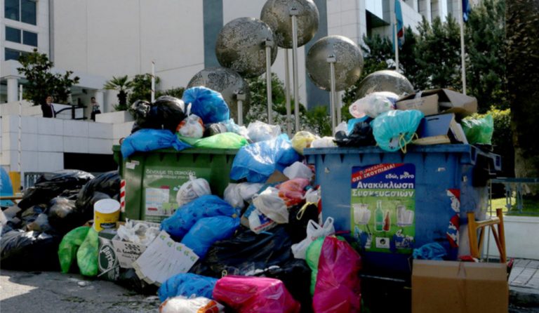 Καύσωνας, κινητοποιήσεις και… λόφοι σκουπιδιών