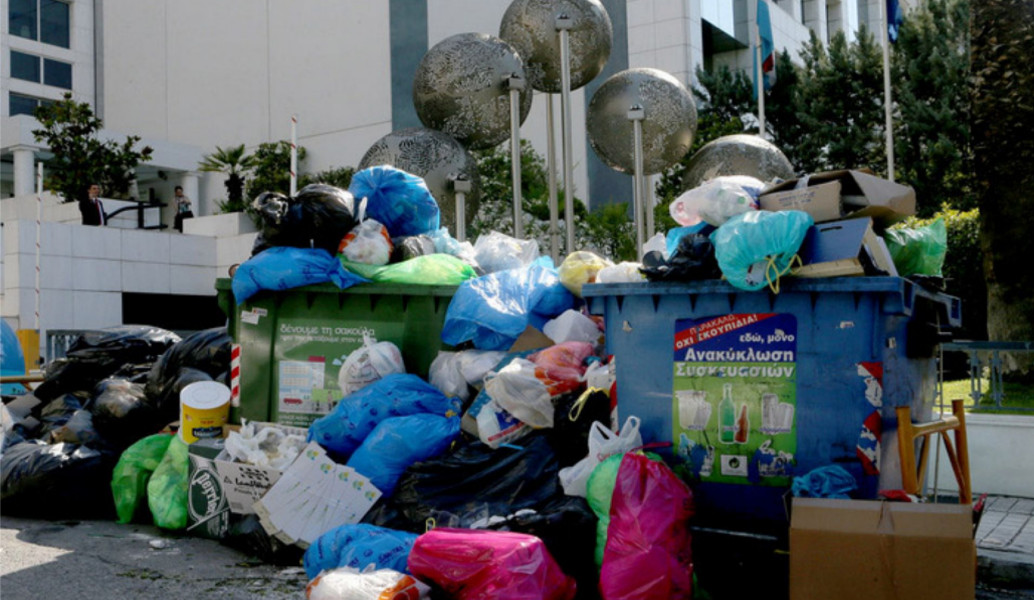 Καύσωνας, κινητοποιήσεις και… λόφοι σκουπιδιών