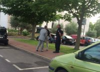 Γαλλία: Αυτοκίνητο επιχείρησε να χτυπήσει πεζούς έξω από τζαμί (pics)