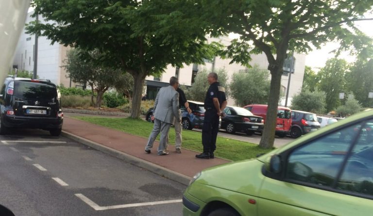 Γαλλία: Αυτοκίνητο επιχείρησε να χτυπήσει πεζούς έξω από τζαμί (pics)