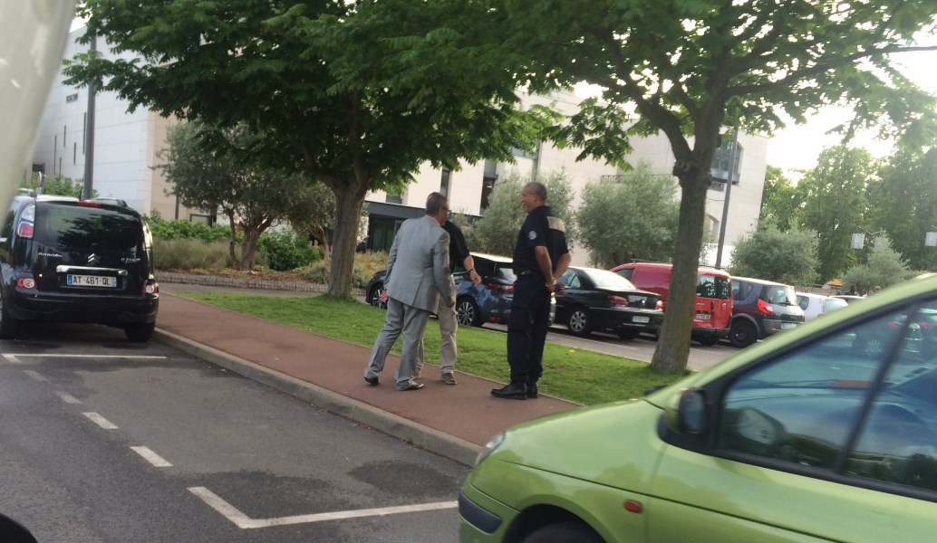 Γαλλία: Αυτοκίνητο επιχείρησε να χτυπήσει πεζούς έξω από τζαμί (pics)