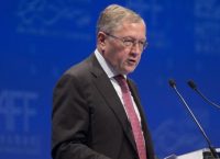 Ρέγκλινγκ: “Η Ελλάδα πρέπει να βγει στις αγορές, αλλά με αργά βήματα”