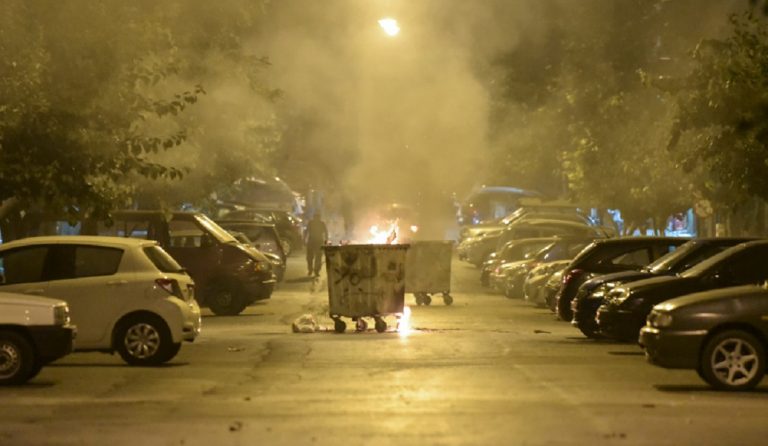 Νύχτα “μάχης” στα Εξάρχεια – Μολότοφ, χημικά, τραυματίες